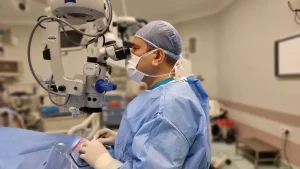 Katarakt ameliyatı sırasında cerrahi uygulama aşaması