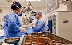 Retina dekolmanı ameliyatı sırasında yapılan cerrahi müdahale