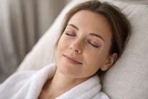 Göz kapak estetiği ameliyatı sonrası iyileşme sürecinde bantlı göz kapaklarına sahip hasta