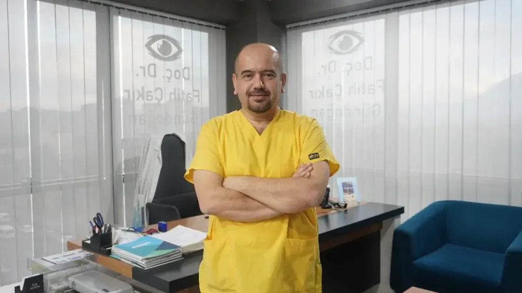 Dr Fatih Çakır Gündoğan göz kliniği içerisinde