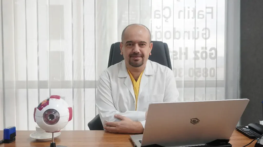 Dr Fatih Çakır Gündoğan muayenehane içerisinde hasta kabul alanında