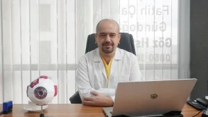 Dr Fatih Çakır Gündoğan muayenehane içerisinde hasta kabul alanında