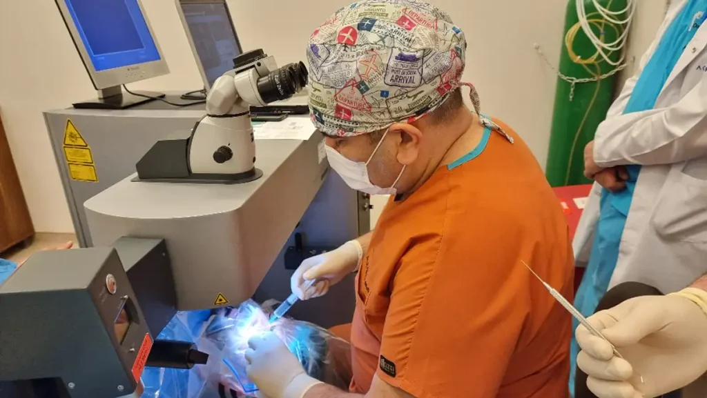 Dr Fatih Çakır Gündoğan lazer göz operasyonu sırasında lazer odasında