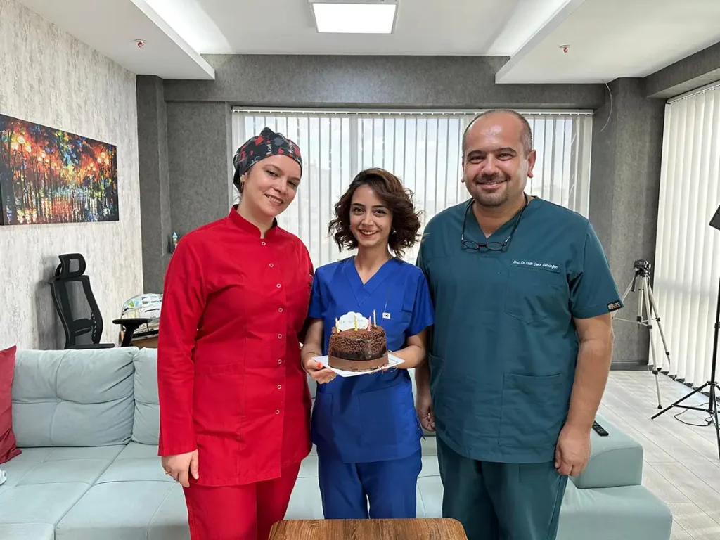Dr Fatih Çakır Gündoğan kliniğinde asistan Merve’nin doğum günü kutlaması