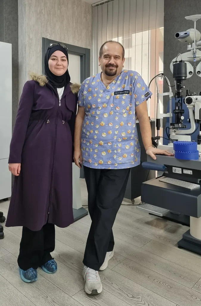 Dr. Fatih Çakır Gündoğan muayenehanesinde hasta ile göz muayenesi sonrası klinik görüntüsü