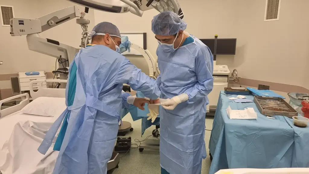 Dr. Fatih Çakır Gündoğan ameliyat öncesi hazırlık yaparken