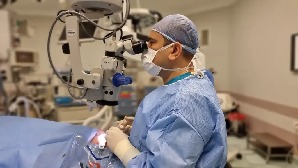 Göz doktoru Dr. Fatih Çakır Gündoğan ameliyathanede göz cerrahisi yaparken