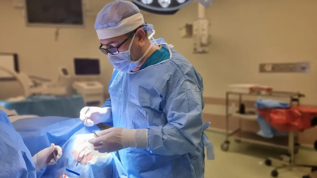 Dr. Fatih Çakır Gündoğan steril ameliyathane ortamında göz cerrahisi yaparken