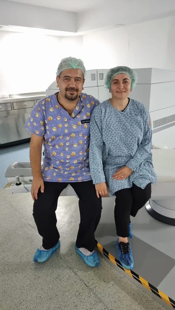 Dr. Fatih Çakır Gündoğan ameliyat sonrası hastası ile birlikte