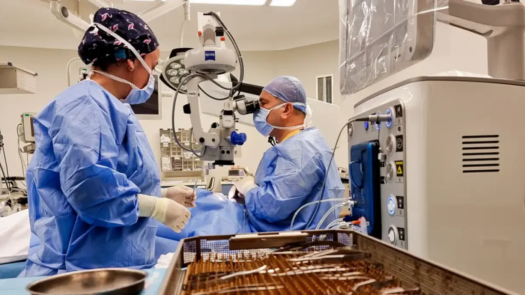 Vitrektomi ameliyatı sırasında göz içi cerrahi işlem görüntüsü