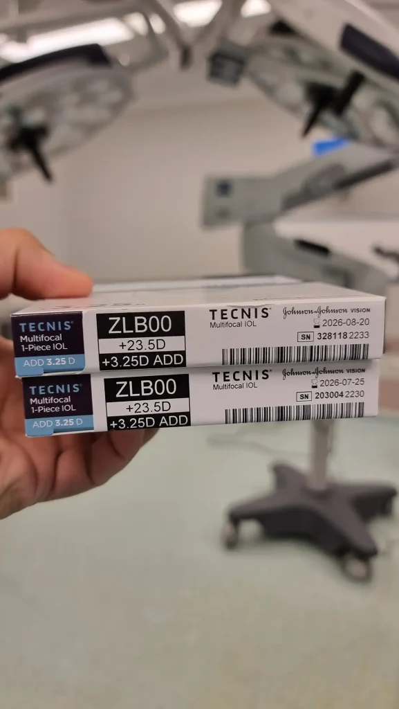 Dr. Fatih Çakır Gündoğan ameliyata giderken Johnson & Johnson TECNIS göz içi lensi ile