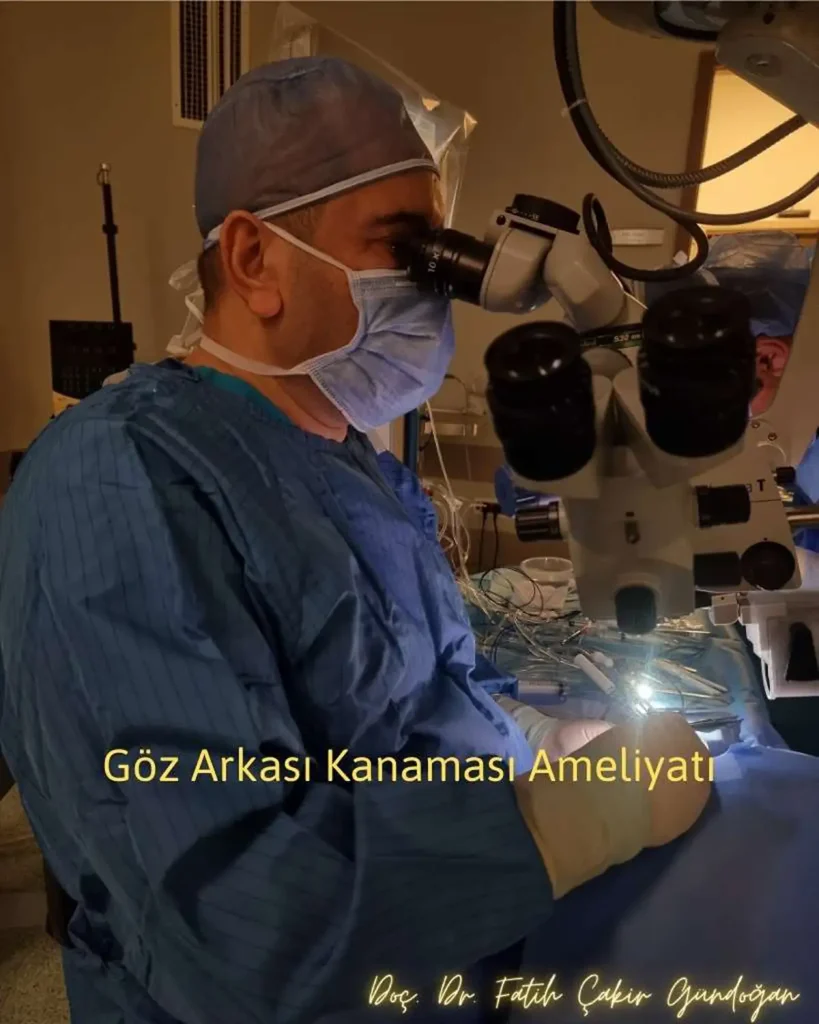Dr. Fatih Çakır Gündoğan göz ameliyatında cerrahi mikroskop kullanırken