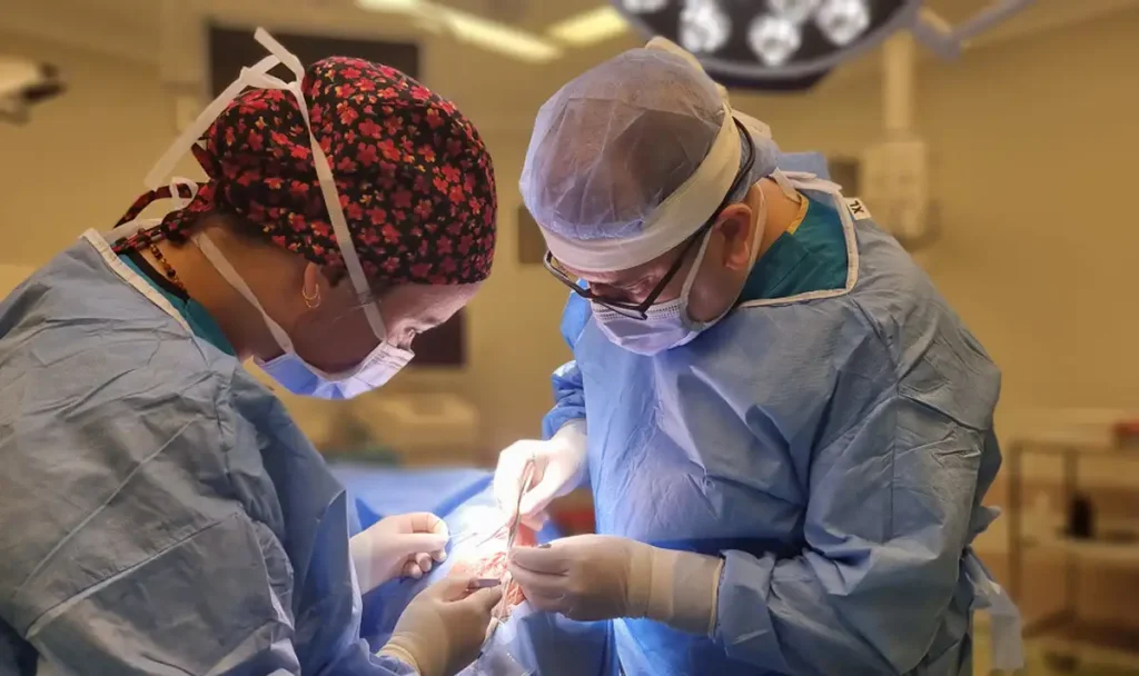 Dr. Fatih Çakır Gündoğan ve ameliyathane ekibi göz ameliyatı sırasında