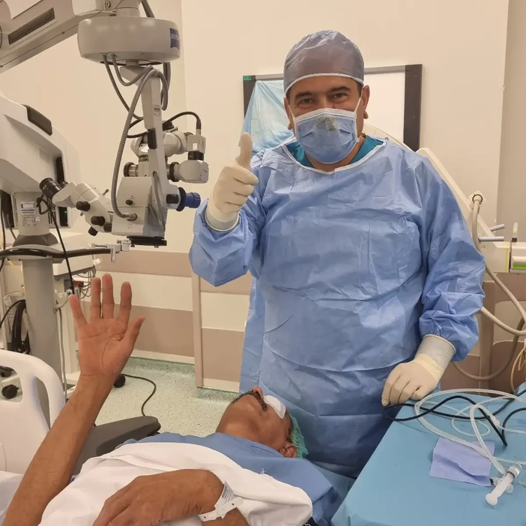 Göz doktoru Dr. Fatih Çakır Gündoğan ameliyat sonrası hasta kontrolünde