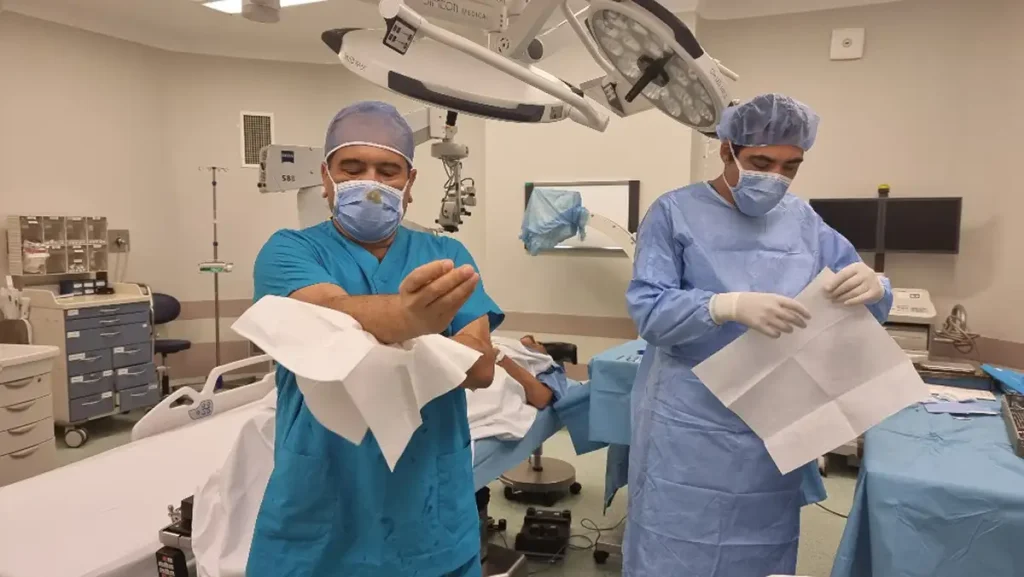 Göz doktoru Dr. Fatih Çakır Gündoğan ameliyat öncesi hasta hazırlığı yaparken