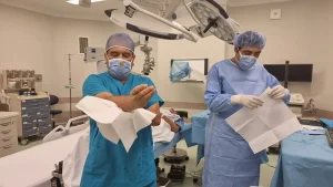 Göz doktoru Dr. Fatih Çakır Gündoğan ameliyat öncesi hasta hazırlığı yaparken