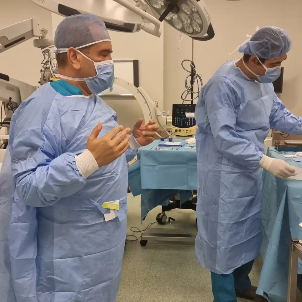 Göz doktoru Dr. Fatih Çakır Gündoğan ameliyat hazırlığı sırasında