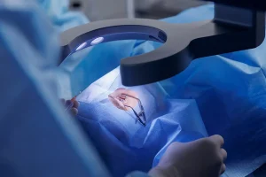 Lazer göz ameliyatı öncesi göz ölçümü yapılan hasta ve doktor